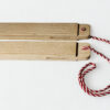 Hyoshigi in legno StravagArte con corda intrecciata rossa e bianca, strumento sonoro artigianale per teatro kamishibai, narrazione e attività educative