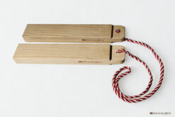 Hyoshigi in legno StravagArte con corda intrecciata rossa e bianca, strumento sonoro artigianale per teatro kamishibai, narrazione e attività educative