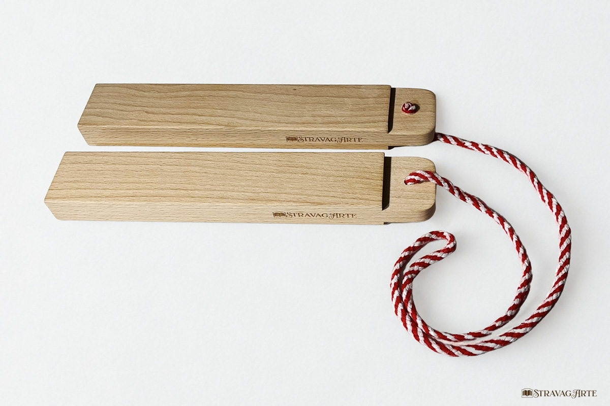 Hyoshigi in legno StravagArte con corda intrecciata rossa e bianca, strumento sonoro artigianale per teatro kamishibai, narrazione e attività educative