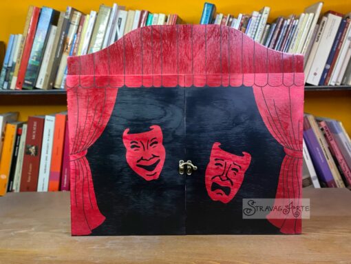 Teatrino Butai per kamishibai in legno decorato formato A3 StravagArte personalizzabile cod. 685 sipario rosso su fondo nero