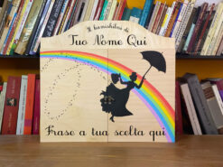 Teatrino kamishibai A3 Legno di Betulla Personalizzabile - LN004 Teatrino Butai per kamishibai in legno decorato formato A3 StravagArte personalizzabile cod. LN004 tata magica che vola sull'arcobaleno con l'ombrello e la valigia
