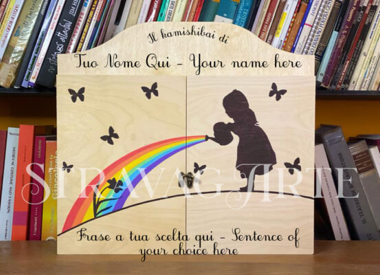 Teatrino kamishibai A3 Legno di Betulla Personalizzabile - LN013 Teatrino Butai per kamishibai in legno decorato formato A3 StravagArte personalizzabile cod. LN0013 bambina che annaffia un fiore con l'arcobaleno
