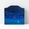 Teatrino kamishibai decorato personalizzato StravagArte colore blu con mare barchetta e stelle - kamishibai con carta docente