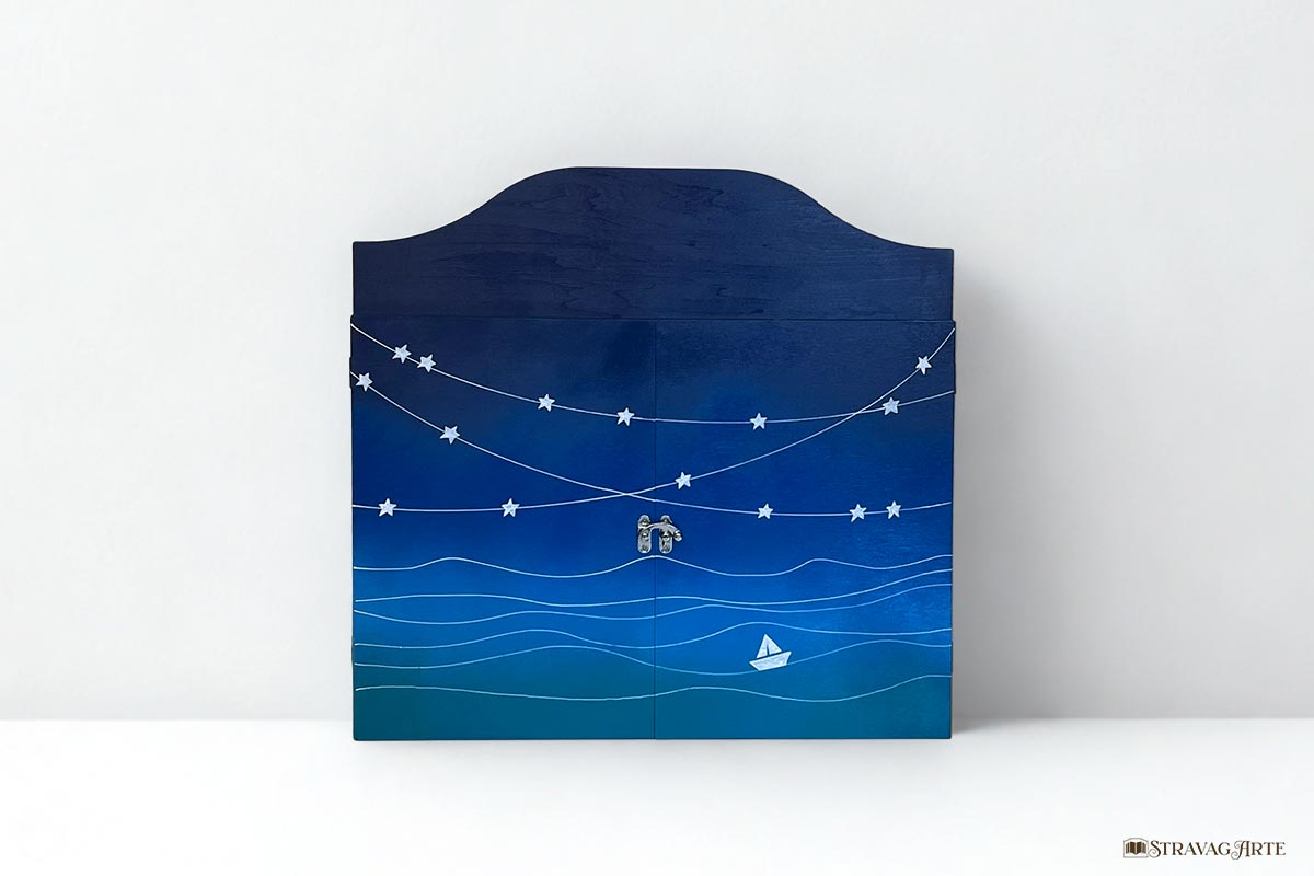 Teatrino kamishibai decorato personalizzato StravagArte colore blu con mare barchetta e stelle - kamishibai con carta docente