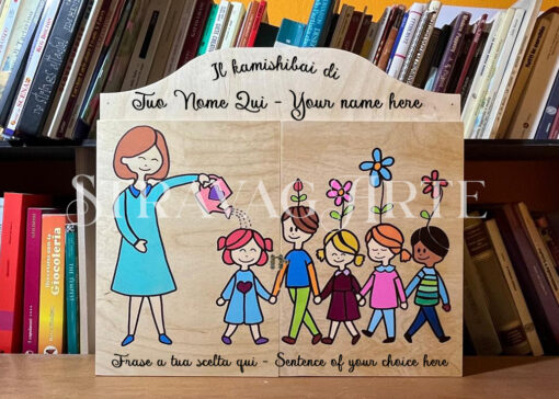 Teatrino kamishibai A3 Legno di Betulla Personalizzabile - LN023 LN023 STRAVAGARTE TEATRINO KAMISHIBAI A3 DECORATO PERSONALIZZABILE PERSONALIZZATO MAESTRA CHE ANNAFFIA I BAMBINI CON FIORI copy