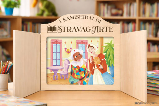 Arlecchino e Colombina e l'Intrigo di Carnevale | Storia kamishibai bilingue italiano/inglese con burattini, flashcards e materiali educativi stampabili - su un tavolo in biblioteca