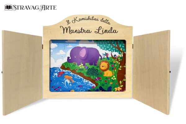 Teatrino kamishibai personalizzato con nome e frase, vista frontale con illustrazione all'interno - regalo per maestre di StravagArte