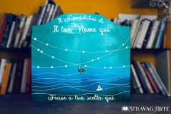 Teatrino kamishibai personalizzabile A3 in legno di StravagArte, perfetto per regalo maestre e materiale didattico. Anche con carta docente.