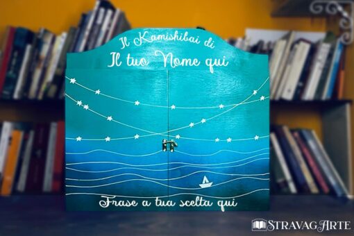 Teatrino kamishibai personalizzabile A3 in legno di StravagArte, perfetto per regalo maestre e materiale didattico. Anche con carta docente.