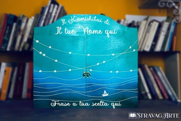 Teatrino kamishibai personalizzabile A3 in legno di StravagArte, perfetto per regalo maestre e materiale didattico. Anche con carta docente. 