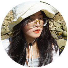 Ta Quynh è una giovane illustratrice di grande talento. Con il suo stile vivace e giocoso e un segno fresco e poetico, dà forma a mondi pieni di luce, emozione e bellezza.