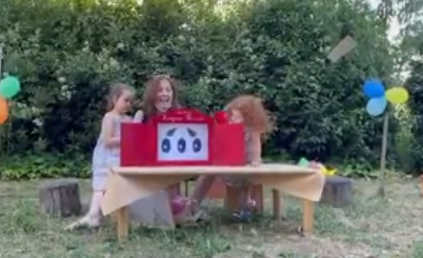 Il Piccolo Bruco Mai Sazio raccontato con il Kamishibai durante una festa al nido